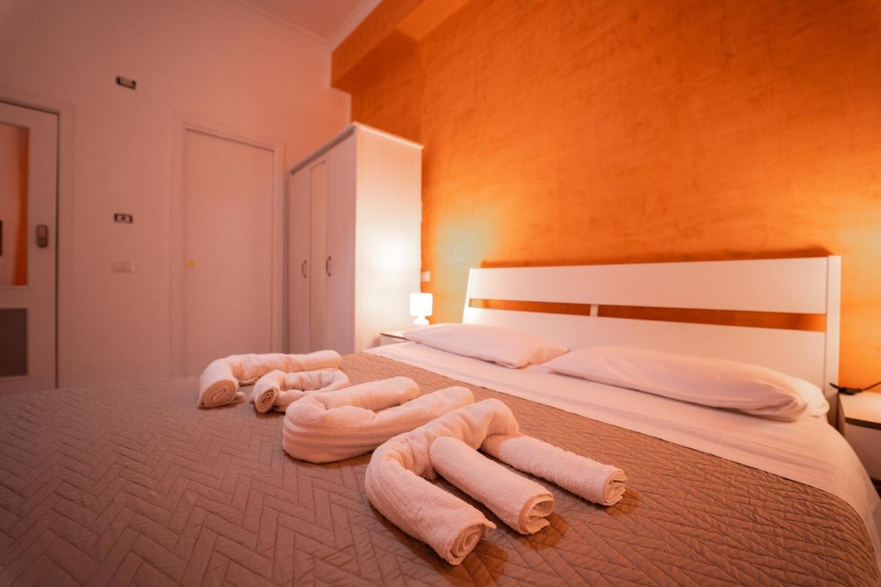 O Vic' Stritt' Hotel Napels Buitenkant foto