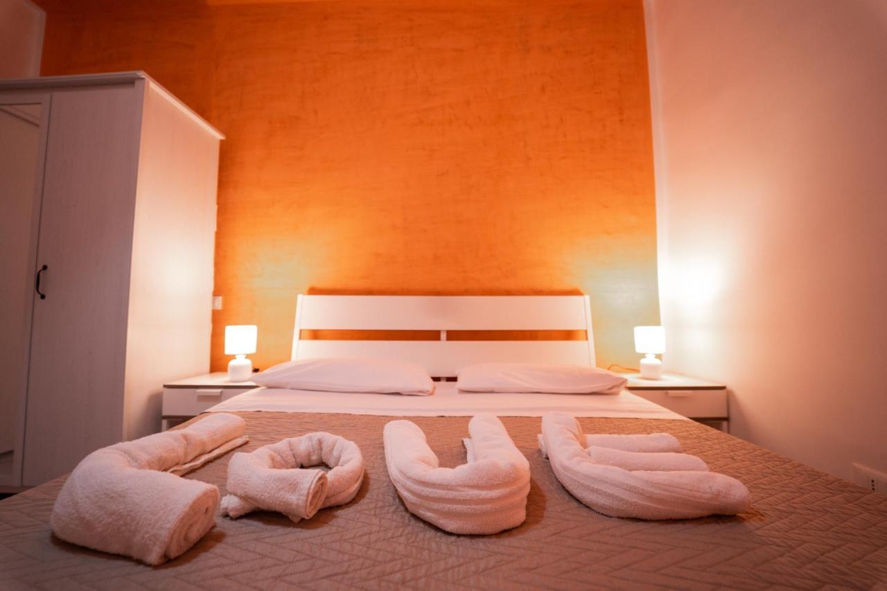 O Vic' Stritt' Hotel Napels Buitenkant foto