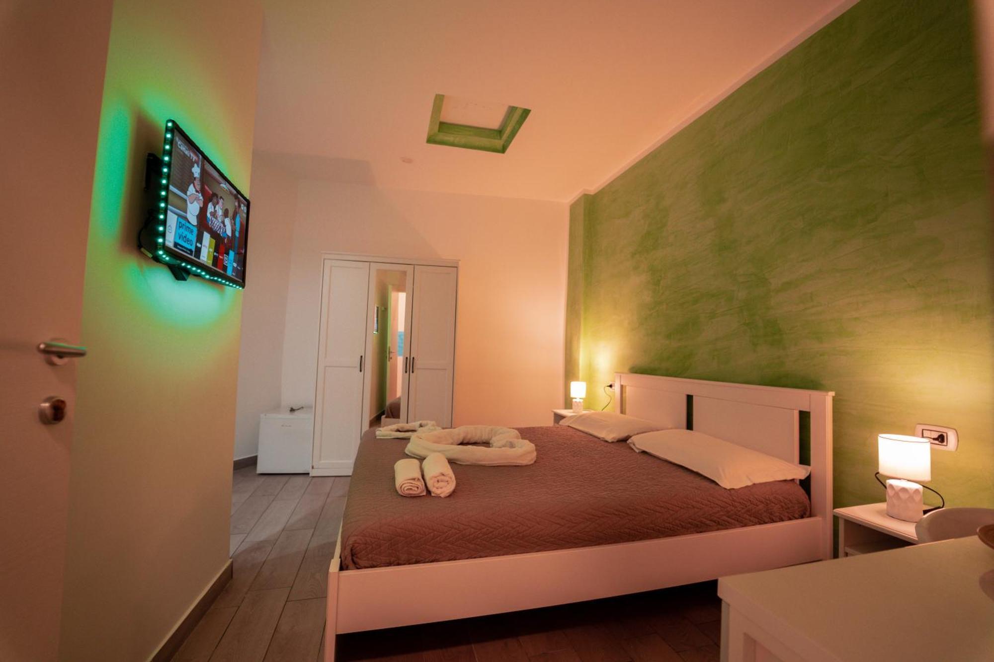 O Vic' Stritt' Hotel Napels Buitenkant foto